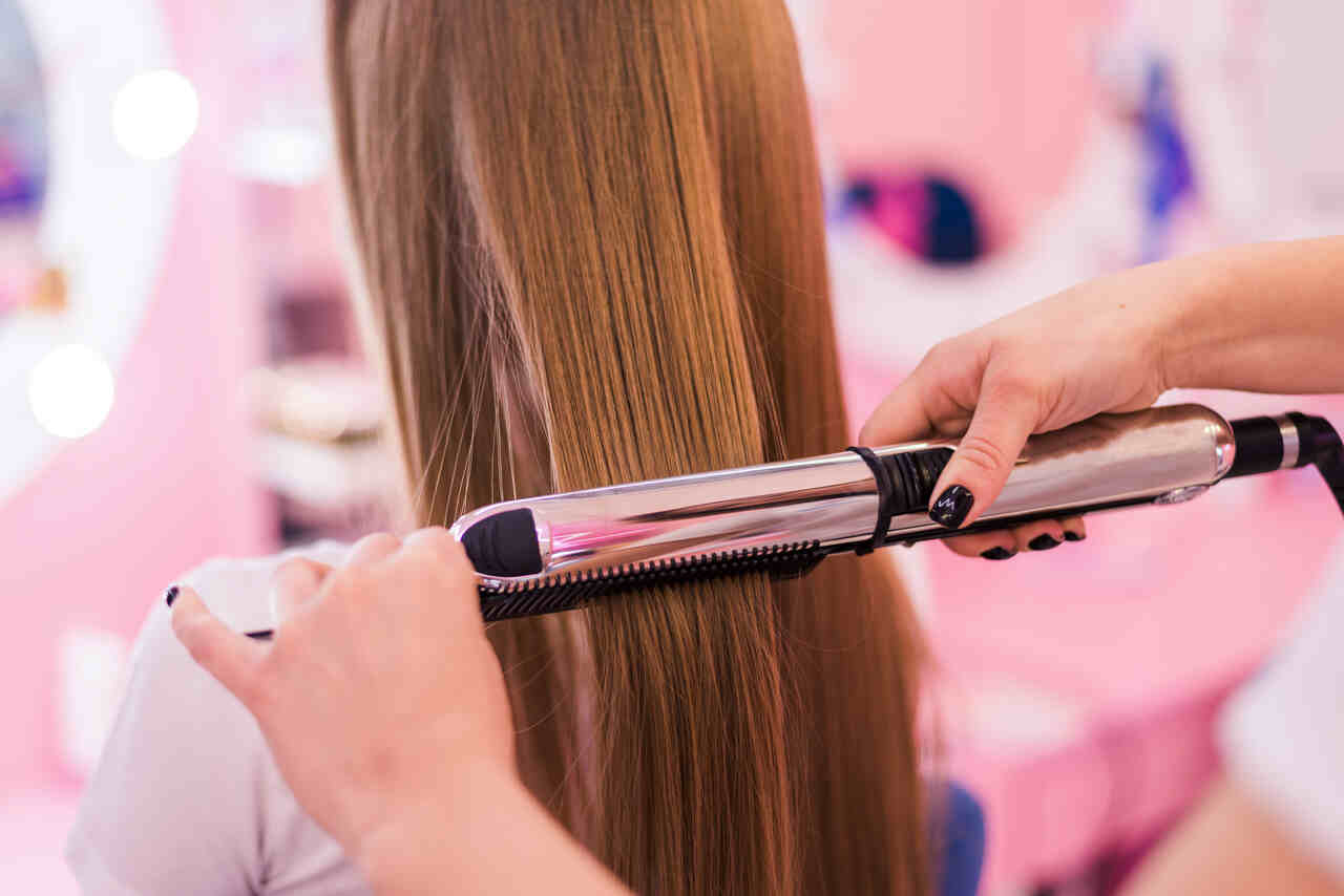 //gambaru.com.br/wp-content/uploads/2021/12/young-woman-getting-her-hair-curled-by-stylist-parlor-beautiful-young-hairdresser-giving-new-haircut-female-saloon_Easy-Resize.com_.jpg